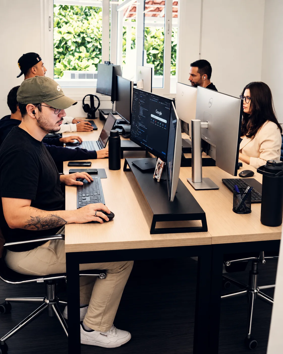 Equipo de Thunder trabajando frente a monitores en la oficina