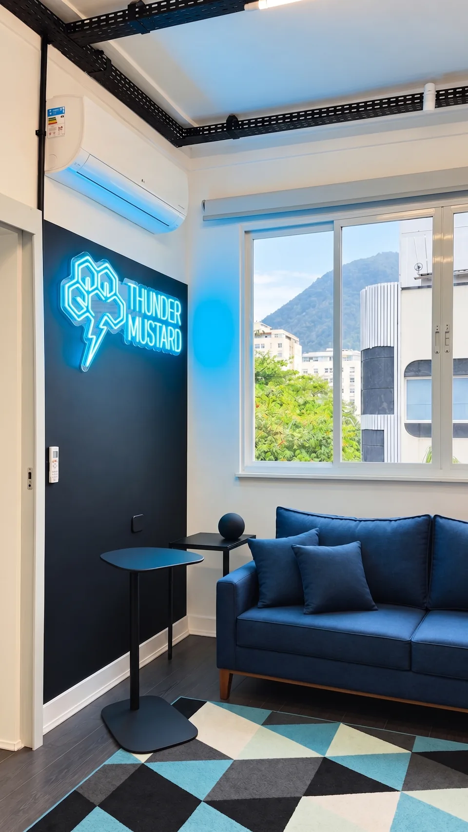 Interior de la oficina de Thunder Mustard, con un letrero azul, un sofá y vista desde la ventana.