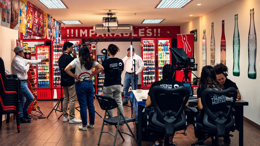 Equipo grabando contenido dentro de un punto de venta