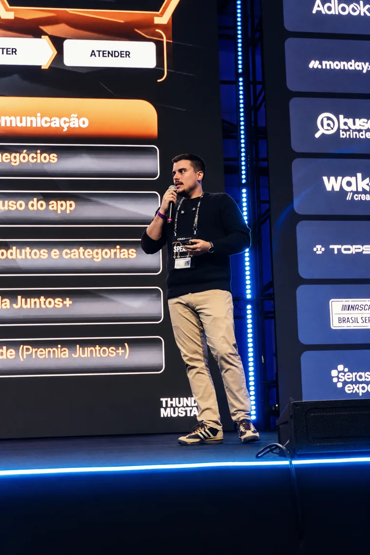 Presentación en el escenario con un panel de indicadores proyectado