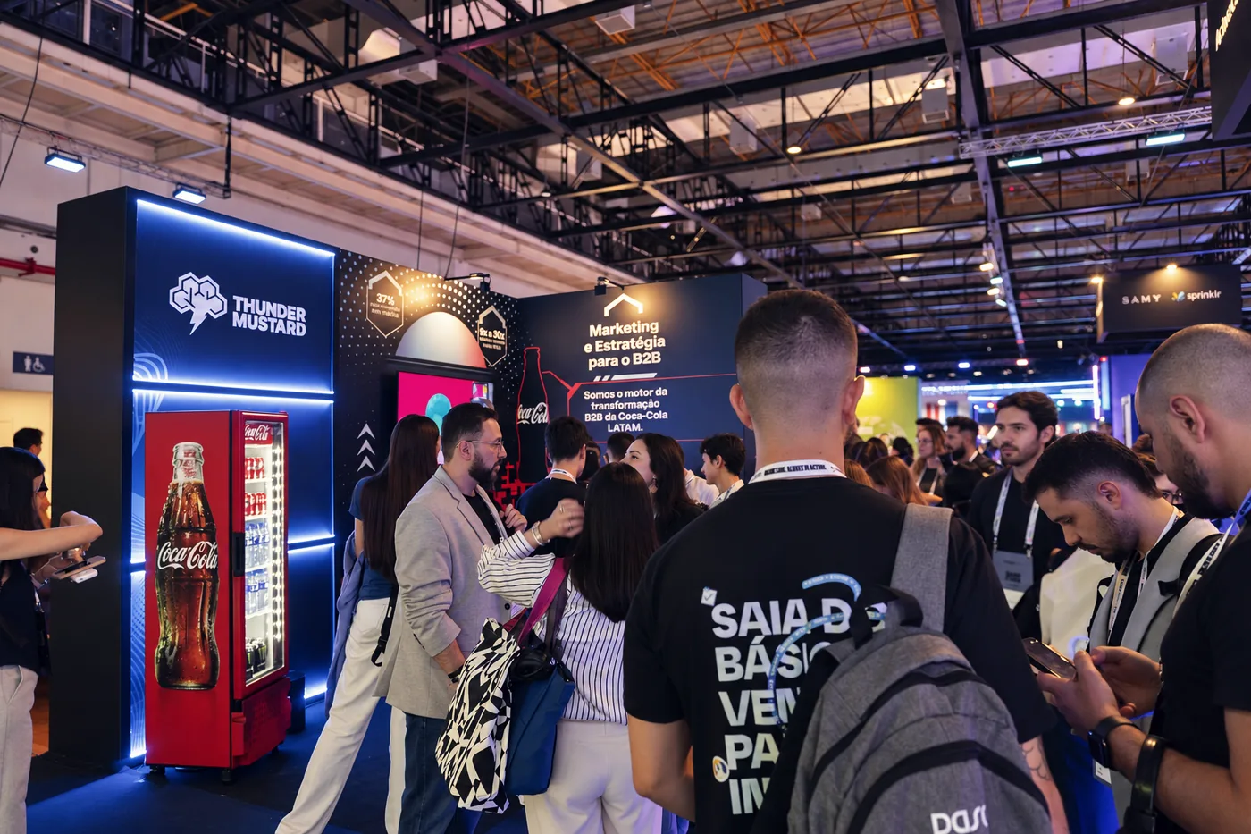 Stand de Thunder Mustard en una feria, rodeado de asistentes