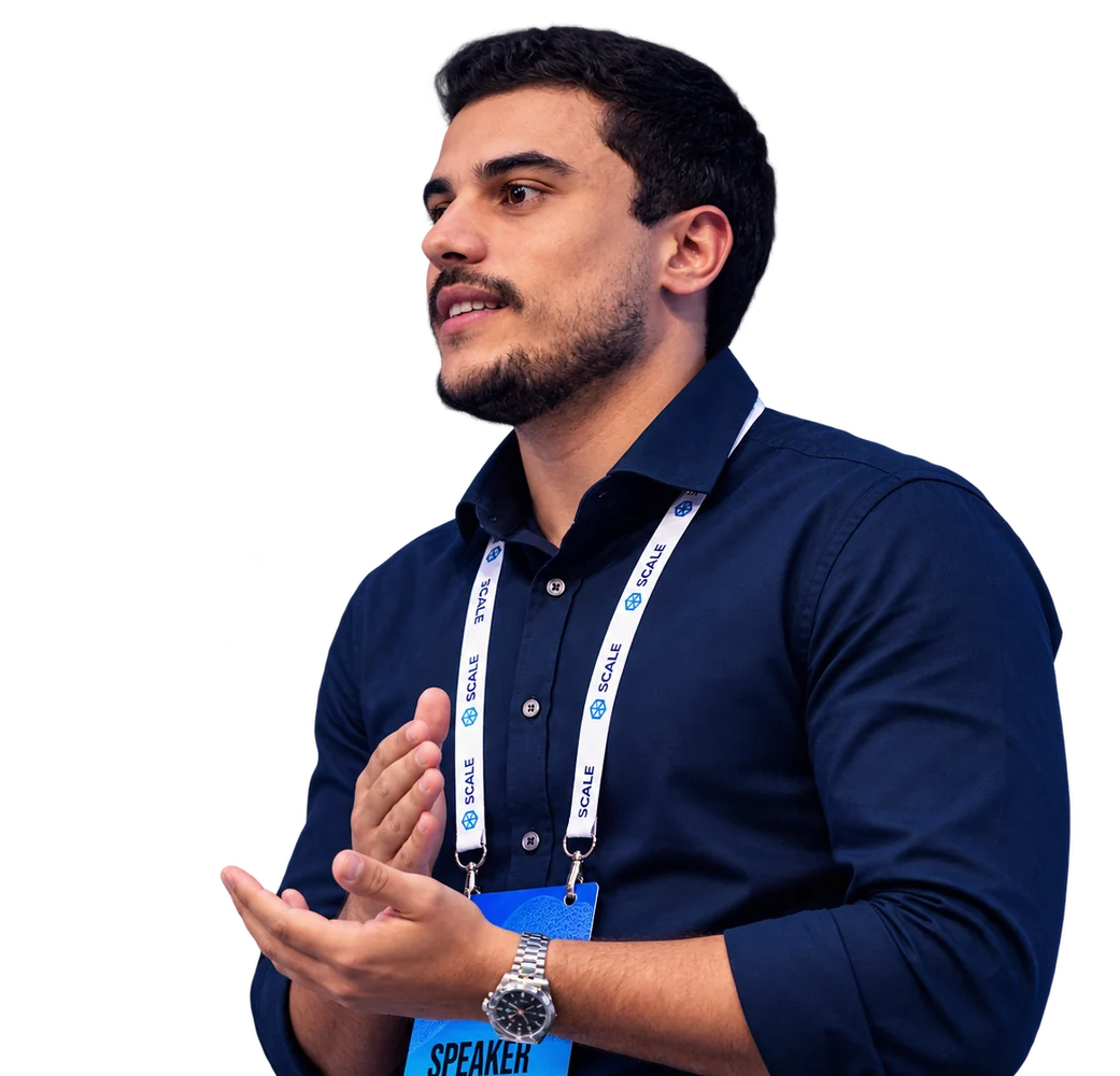 Matheus Rossini, socio de Thunder Mustard, participando en un panel.