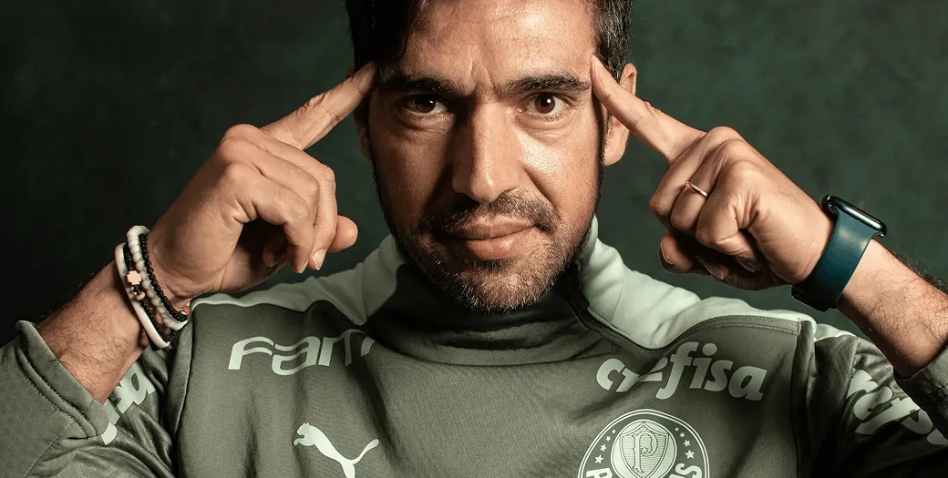 Abel Ferreira em campo, com a camisa verde do Palmeiras