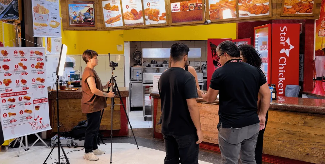 Produção de conteúdo do Juntos+ em um estabelecimento comercial.